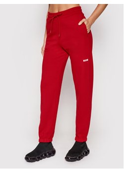 MSGM Spodnie dresowe 2000MDP500 200001 Czerwony Regular Fit ze sklepu MODIVO w kategorii Spodnie damskie - zdjęcie 152537845