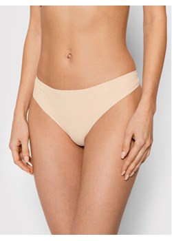Calvin Klein Underwear Stringi Invisibles 0000D3428E Beżowy ze sklepu MODIVO w kategorii Majtki damskie - zdjęcie 152545747