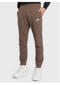Nike Spodnie dresowe Sportswear Club BV2737 Brązowy Regular Fit ze sklepu MODIVO w kategorii Spodnie męskie - zdjęcie 152547667
