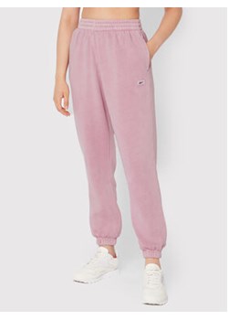 Reebok Spodnie dresowe Classics Natural Dye HK4953 Różowy Relaxed Fit ze sklepu MODIVO w kategorii Spodnie damskie - zdjęcie 152557638