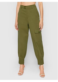 NA-KD Spodnie materiałowe 1018-007272-0031-581 Zielony Relaxed Fit ze sklepu MODIVO w kategorii Spodnie damskie - zdjęcie 152565609