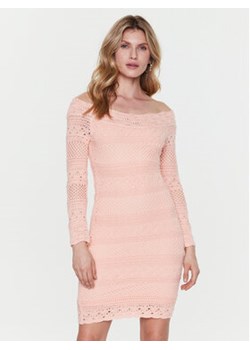 Guess Sukienka dzianinowa Amelie W3GK19 Z2YL1 Różowy Slim Fit ze sklepu MODIVO w kategorii Sukienki - zdjęcie 152567195