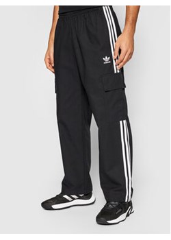 adidas Spodnie dresowe adicolor Classics 3-Stripes H09117 Czarny Relaxed Fit ze sklepu MODIVO w kategorii Spodnie męskie - zdjęcie 152575676