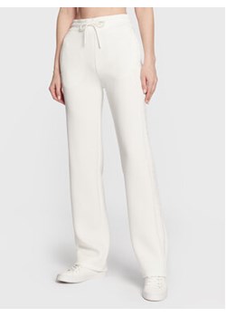 Guess Spodnie dresowe V3RB21 K7UW2 Écru Regular Fit ze sklepu MODIVO w kategorii Spodnie damskie - zdjęcie 152583815