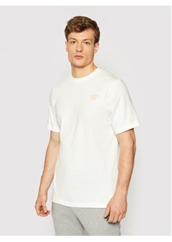 Reebok T-Shirt Unisex Classics Sr Backgraphic GN3746 Biały Regular Fit ze sklepu MODIVO w kategorii T-shirty męskie - zdjęcie 152583987