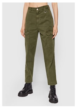 Guess Spodnie materiałowe Hope W1YB0C W5DXS Zielony Regular Fit ze sklepu MODIVO w kategorii Spodnie damskie - zdjęcie 152594196