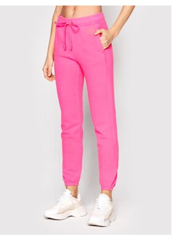 Ugg Spodnie dresowe Daniella 1121387 Różowy Regular Fit ze sklepu MODIVO w kategorii Spodnie damskie - zdjęcie 152596445