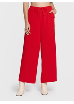 DKNY Spodnie materiałowe P2EKFN57 Czerwony Regular Fit ze sklepu MODIVO w kategorii Spodnie damskie - zdjęcie 152598788