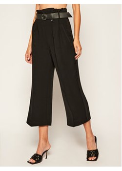 Guess Spodnie materiałowe Sarah W0YB78 W96R0 Czarny Relaxed Fit ze sklepu MODIVO w kategorii Spodnie damskie - zdjęcie 152601945