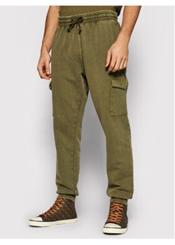 Guess Spodnie dresowe M1YB53 K9W01 Zielony Slim Fit ze sklepu MODIVO w kategorii Spodnie męskie - zdjęcie 152612397