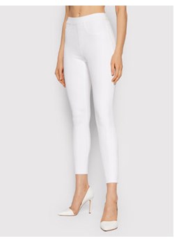 SPANX Jegginsy Jean-ish® 20018R Biały Slim Fit ze sklepu MODIVO w kategorii Spodnie damskie - zdjęcie 152614176