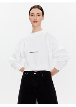 Calvin Klein Jeans Bluza J20J220689 Biały Regular Fit ze sklepu MODIVO w kategorii Bluzy damskie - zdjęcie 152614746