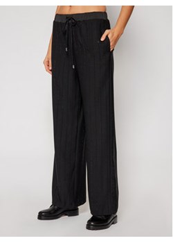 Guess Spodnie materiałowe W0BB85 WDEL0 Czarny Regular Fit ze sklepu MODIVO w kategorii Spodnie damskie - zdjęcie 152618659