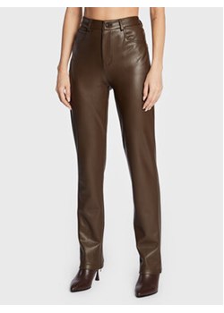 Guess Spodnie z imitacji skóry W2BB11 WERD0 Brązowy Regular Fit ze sklepu MODIVO w kategorii Spodnie damskie - zdjęcie 152619588