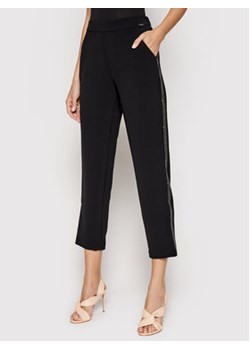 Guess Spodnie materiałowe Eleanor W01B78 WC740 Czarny Relaxed Fit ze sklepu MODIVO w kategorii Spodnie damskie - zdjęcie 152629075