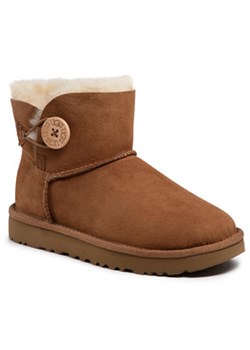 Ugg Buty W Mini Bailey Button II 1016422 Brązowy ze sklepu MODIVO w kategorii Śniegowce damskie - zdjęcie 152634137