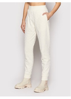 KARL LAGERFELD Spodnie dresowe Allover Kl Flock 216W1083 Beżowy Regular Fit ze sklepu MODIVO w kategorii Spodnie damskie - zdjęcie 152636188