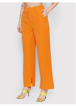YAS Spodnie materiałowe Malabo 26027077 Pomarańczowy Relaxed Fit ze sklepu MODIVO w kategorii Spodnie damskie - zdjęcie 152636396