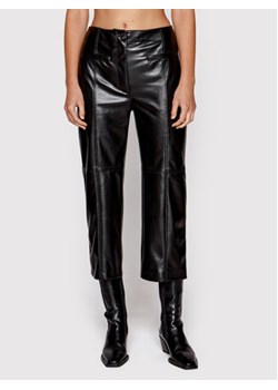 Liviana Conti Spodnie z imitacji skóry F2WT70 Czarny Regular Fit ze sklepu MODIVO w kategorii Spodnie damskie - zdjęcie 152671437