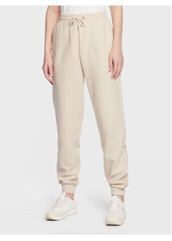 Calvin Klein Jeans Spodnie dresowe J20J220676 Beżowy Regular Fit ze sklepu MODIVO w kategorii Spodnie damskie - zdjęcie 152675658