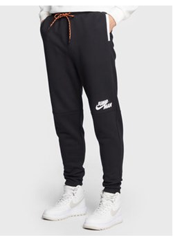 Nike Spodnie dresowe Jumpman DJ0260 Czarny Relaxed Fit ze sklepu MODIVO w kategorii Spodnie męskie - zdjęcie 152679297