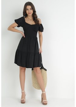 Czarna Sukienka Taliowana z Falbanką Fastarisa ze sklepu Born2be Odzież w kategorii Sukienki - zdjęcie 152695138