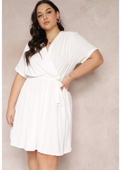 Biała Sukienka z Gumką w Pasie i Kopertowym Dekoltem Azrah ze sklepu Renee odzież w kategorii Sukienki - zdjęcie 152704585