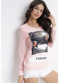 Różowa Bluzka z Koronkowym Rękawem i Tyłem Zdobiona Nadrukiem Kyphone ze sklepu Born2be Odzież w kategorii Bluzki damskie - zdjęcie 152705369