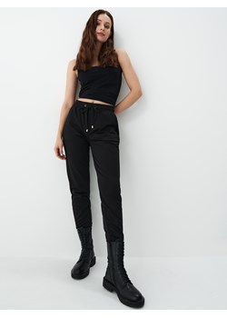Mohito - Czarne spodnie dresowe z wiskozą - Czarny ze sklepu Mohito w kategorii Spodnie damskie - zdjęcie 152901126