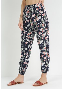 Granatowe Spodnie w Kwiaty z Gumką w Pasie i Wsuwanymi Kieszeniami Hyateia ze sklepu Born2be Odzież w kategorii Spodnie damskie - zdjęcie 153022905