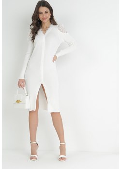 Biała Prążkowana Sukienka z Koronkowymi Ramionami i Ozdobnymi Guzikami Gaokis ze sklepu Born2be Odzież w kategorii Sukienki - zdjęcie 153135656