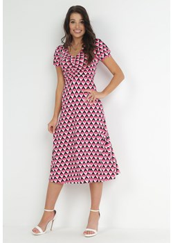 Fuksjowa Sukienka Taliowana z Marszczeniem w Geometryczny Wzór Garnette ze sklepu Born2be Odzież w kategorii Sukienki - zdjęcie 153135795