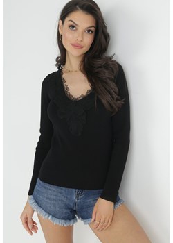 Czarny Sweter z Długim Rękawem i Ozdobnym Dekoltem Minelona ze sklepu Born2be Odzież w kategorii Swetry damskie - zdjęcie 153138246