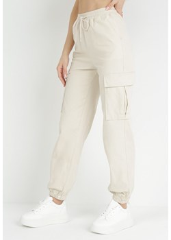 Jasnobeżowe Spodnie z Kieszeniami Cargo High Waist z Gumką w Pasie Janesa ze sklepu Born2be Odzież w kategorii Spodnie damskie - zdjęcie 153138555