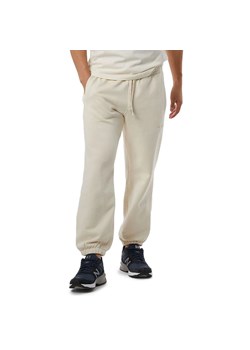 Spodnie dresowe New Balance MP23551GIE - beżowe ze sklepu streetstyle24.pl w kategorii Spodnie męskie - zdjęcie 153185825