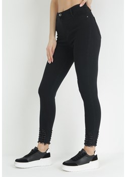 Czarne Spodnie Skinny z Postrzępionymi Nogawkami Selyena ze sklepu Born2be Odzież w kategorii Spodnie damskie - zdjęcie 153191846