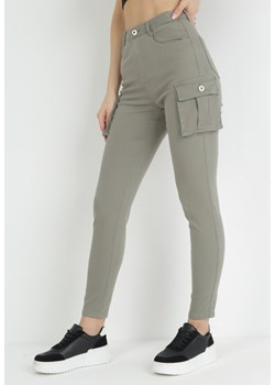 Zielone Spodnie Cargo z Regularnym Stanem i Dużymi Kieszeniami Ellarie ze sklepu Born2be Odzież w kategorii Spodnie damskie - zdjęcie 153192026