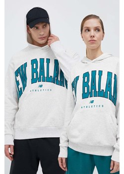 New Balance bluza bawełniana kolor szary z kapturem z nadrukiem ze sklepu ANSWEAR.com w kategorii Bluzy męskie - zdjęcie 153223446