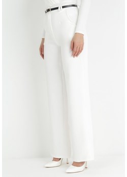 Białe Spodnie z Szerokimi Nogawkami i Paskiem z Klamrą Greesa ze sklepu Born2be Odzież w kategorii Spodnie damskie - zdjęcie 153232198