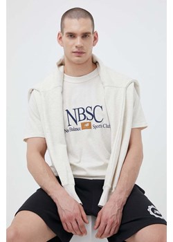 New Balance t-shirt bawełniany kolor beżowy z nadrukiem ze sklepu ANSWEAR.com w kategorii T-shirty męskie - zdjęcie 153238319