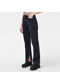 Cropp - Czarne jeansy z rozcięciem - czarny ze sklepu Cropp w kategorii Jeansy damskie - zdjęcie 153343529