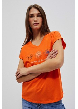 T-shirt z dekoltem w serek i nadrukiem ze sklepu Moodo.pl w kategorii Bluzki damskie - zdjęcie 153348146