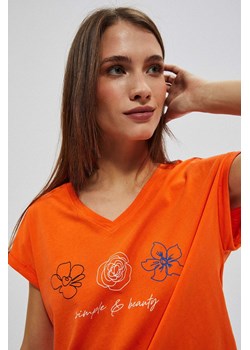 T-shirt z dekoltem w serek i nadrukiem pomarańczowy ze sklepu Moodo.pl w kategorii Bluzki damskie - zdjęcie 153348147