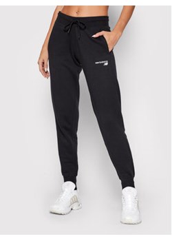 New Balance Spodnie dresowe Classic Core Fleece Czarny Athletic Fit ze sklepu MODIVO w kategorii Spodnie damskie - zdjęcie 153539596