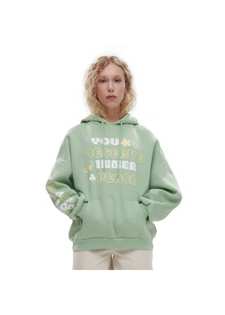 Cropp - Zielona bluza z kapturem i nadrukiem - Zielony ze sklepu Cropp w kategorii Bluzy damskie - zdjęcie 153603398