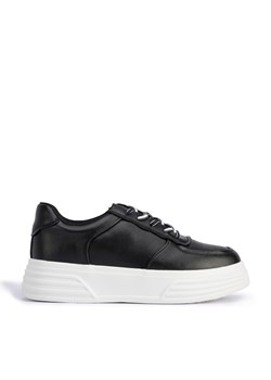 Damskie sneakersy skórzane na lekkiej platformie czarno-białe ze sklepu WITTCHEN w kategorii Buty sportowe damskie - zdjęcie 153700175