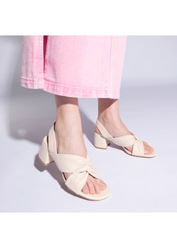 Damskie sandały z miękkiej skóry na słupku kremowe ze sklepu WITTCHEN w kategorii Sandały damskie - zdjęcie 153707928