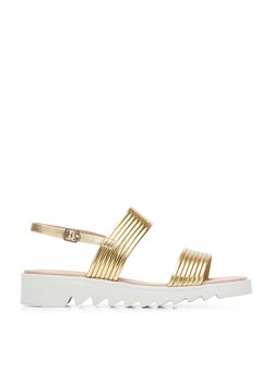 Damskie sandały z szerokimi paskami na platformie złote ze sklepu WITTCHEN w kategorii Sandały damskie - zdjęcie 153707945