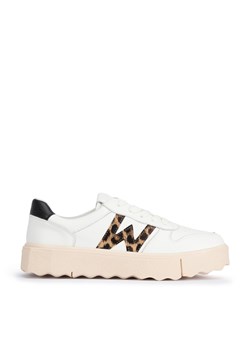 Damskie sneakersy skórzane z literą „W” białe ze sklepu WITTCHEN w kategorii Trampki damskie - zdjęcie 153732617