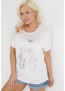 Biały T-shirt Typu Nietoperz z Błyszczącym Nadrukiem z Kotami Iriana ze sklepu Born2be Odzież w kategorii Bluzki damskie - zdjęcie 153733639